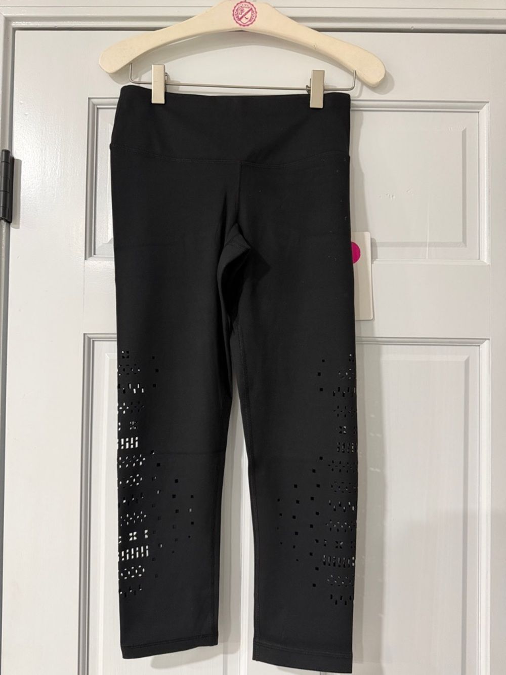 Yogalicious NWT Women's Laser Cut Crop Leggings Black Size XS Retail $78